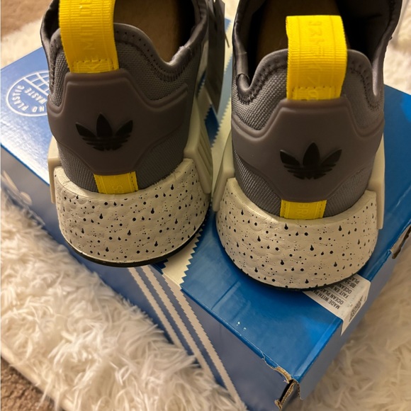 New in box men’s Adidas size 8.5 - Picture 3 of 5